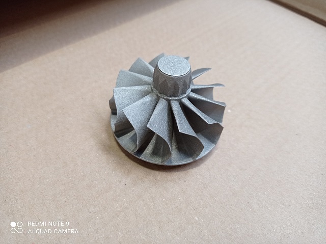 Wirnik turbiny turbosprężarki. Składa się on z rdzenia, łopatek oraz ściany tylnej. Wykonany w procesie odlewania ze stopu na bazie niklu oraz chromu (INCO 713C) zgodnie z normą DIN G - NiCr12Al6MoNb, odpornego na działanie wysokich temperatur do 980 stopni C. Montowany w turbinie spalinowej turbosprężarki, służy do przenoszenia energii spalin gazów wydechowych z silnika spalinowego na wirnik, uzyskując dużą prędkość obrotową. Element o wymiarach (średnica x wysokość): 65 mm x 44,3 mm.