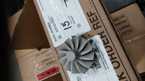 Wirnik turbiny turbosprężarki. Składa się on z rdzenia, łopatek oraz ściany tylnej. Wykonany w procesie odlewania ze stopu na bazie niklu oraz chromu (INCO 713C) zgodnie z normą DIN G - NiCr12Al6MoNb, odpornego na działanie wysokich temperatur do 980 stopni C. Montowany w turbinie spalinowej turbosprężarki, służy do przenoszenia energii spalin gazów wydechowych z silnika spalinowego na wirnik, uzyskując dużą prędkość obrotową. Element o wymiarach (średnica x wysokość): 87 mm x 54,4 mm.