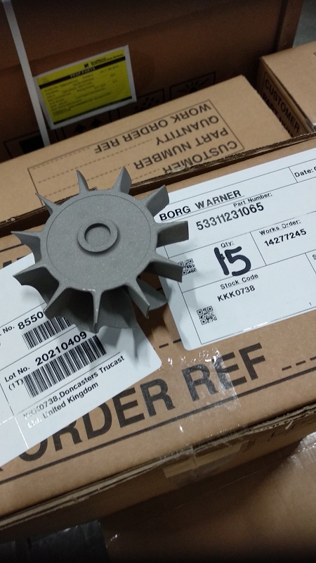 Wirnik turbiny turbosprężarki. Składa się on z rdzenia, łopatek oraz ściany tylnej. Wykonany w procesie odlewania ze stopu na bazie niklu oraz chromu (INCO 713C) zgodnie z normą DIN G - NiCr12Al6MoNb, odpornego na działanie wysokich temperatur do 980 stopni C. Montowany w turbinie spalinowej turbosprężarki, służy do przenoszenia energii spalin gazów wydechowych z silnika spalinowego na wirnik, uzyskując dużą prędkość obrotową. Element o wymiarach (średnica x wysokość): 65 mm x 44,3 mm.
