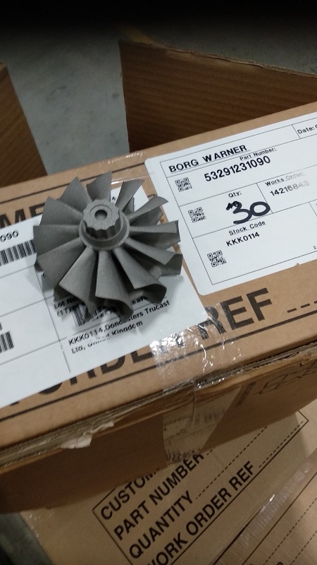 Wirnik turbiny turbosprężarki. Składa się on z rdzenia, łopatek oraz ściany tylnej. Wykonany w procesie odlewania ze stopu na bazie niklu oraz chromu (INCO 713C) zgodnie z normą DIN G - NiCr12Al6MoNb, odpornego na działanie wysokich temperatur do 980 stopni C. Montowany w turbinie spalinowej turbosprężarki, służy do przenoszenia energii spalin gazów wydechowych z silnika spalinowego na wirnik, uzyskując dużą prędkość obrotową. Element o wymiarach (średnica x wysokość): 83 mm x 46,2 mm.