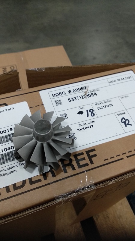 Wirnik turbiny turbosprężarki. Składa się on z rdzenia, łopatek oraz ściany tylnej. Wykonany w procesie odlewania ze stopu na bazie niklu oraz chromu (INCO 713C) zgodnie z normą DIN G - NiCr12Al6MoNb, odpornego na działanie wysokich temperatur do 980 stopni C. Montowany w turbinie spalinowej turbosprężarki, służy do przenoszenia energii spalin gazów wydechowych z silnika spalinowego na wirnik, uzyskując dużą prędkość obrotową. Element o wymiarach (średnica x wysokość): 70,7 mm x 42,5 mm.