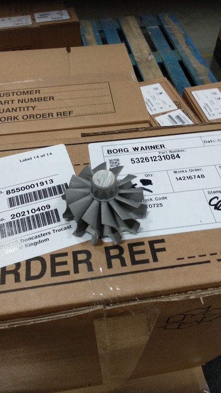 Wirnik turbiny turbosprężarki. Składa się on z rdzenia, łopatek oraz ściany tylnej. Wykonany w procesie odlewania ze stopu na bazie niklu oraz chromu (INCO 713C) zgodnie z normą DIN G - NiCr12Al6MoNb, odpornego na działanie wysokich temperatur do 980 stopni C. Montowany w turbinie spalinowej turbosprężarki, służy do przenoszenia energii spalin gazów wydechowych z silnika spalinowego na wirnik, uzyskując dużą prędkość obrotową. Element o wymiarach (średnica x wysokość): 65 mm x 39,8 mm.