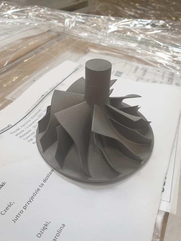 Wirnik sprężarki przeznaczony do tłoczenia powietrza w turbosprężarce. Składa się z rdzenia, łopatek oraz ściany tylnej. Wykonany ze stopu aluminium odpornego na działanie ewentualnych zanieczyszczeń powietrza. Maksymalna temperatura pracy materiału wynosi 170 stopni C. Wymiary (średnica x wysokość): 100 mm x 67 mm. Zadaniem wirnika jest zwiększenie ciśnienia powietrza doprowadzanego do cylindrów silnika, które następuję poprzez wykorzystanie energii pochodzącej z dużej prędkości obrotowej. Wirnik sprężarki wchodzi w skład zespołu turbosprężarki, której zadaniem jest poprawa sprawności silnika oraz redukcja emisji spalin poprzez wykorzystanie energii gazów wydechowych.