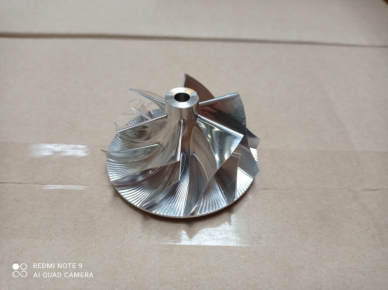Wirnik sprężarki przeznaczony do tłoczenia powietrza w turbosprężarce. Składa się z rdzenia, łopatek oraz ściany tylnej. Wykonany ze stopu aluminium odpornego na działanie ewentualnych zanieczyszczeń powietrza. Maksymalna temperatura pracy materiału wynosi 210 stopni C. Wymiary (średnica x wysokość): 63 mm x 33,5 mm. Zadaniem wirnika jest zwiększenie ciśnienia powietrza doprowadzanego do cylindrów silnika, które następuję poprzez wykorzystanie energii pochodzącej z dużej prędkości obrotowej. Wirnik sprężarki wchodzi w skład zespołu turbosprężarki, której zadaniem jest poprawa sprawności silnika oraz redukcja emisji spalin poprzez wykorzystanie energii gazów wydechowych.