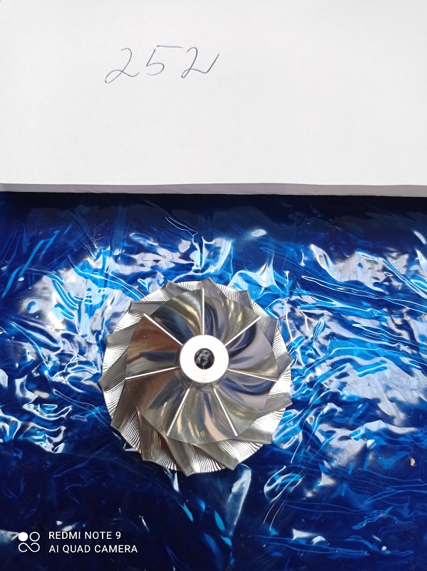 Wirnik sprężarki przeznaczony do tłoczenia powietrza w turbosprężarce. Składa się z rdzenia, łopatek oraz ściany tylnej. Wykonany ze stopu aluminium odpornego na działanie ewentualnych zanieczyszczeń powietrza. Maksymalna temperatura pracy materiału wynosi 210 stopni C. Wymiary (średnica x wysokość): 51 mm x 27 mm. Zadaniem wirnika jest zwiększenie ciśnienia powietrza doprowadzanego do cylindrów silnika, które następuję poprzez wykorzystanie energii pochodzącej z dużej prędkości obrotowej. Wirnik sprężarki wchodzi w skład zespołu turbosprężarki, której zadaniem jest poprawa sprawności silnika oraz redukcja emisji spalin poprzez wykorzystanie energii gazów wydechowych.