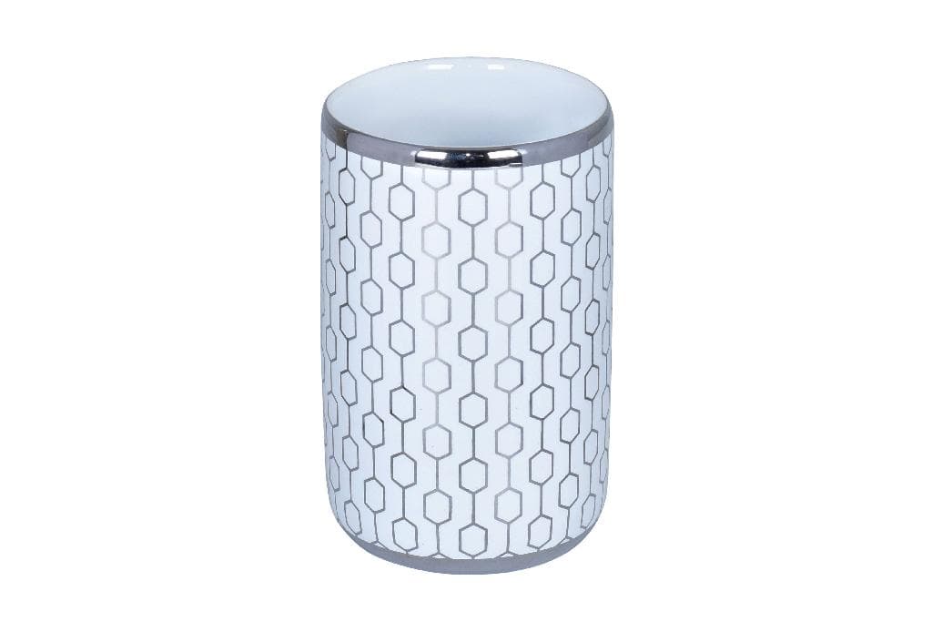 Kubek kosmetyczny o średnicy zewnętrznej ok. 6,5 cm i wysokości ok. 10,9 cm. Materiał, z którego jest wykonany produkt posiada cechy charakterystyczne dla porcelany. Od  strony zewnętrznej posiada srebrną geometryczną dekorację oraz dwa srebrne paski na górnej krawędzi i podstawie. Przeznaczony do przechowywania akcesoriów łazienkowych. Nie jest przeznaczony do kontaktu z żywnością. Produkt wolnostojący, bez elementów mocujących. Masa 235 g. Opakowanie: folia bąbelkowa.