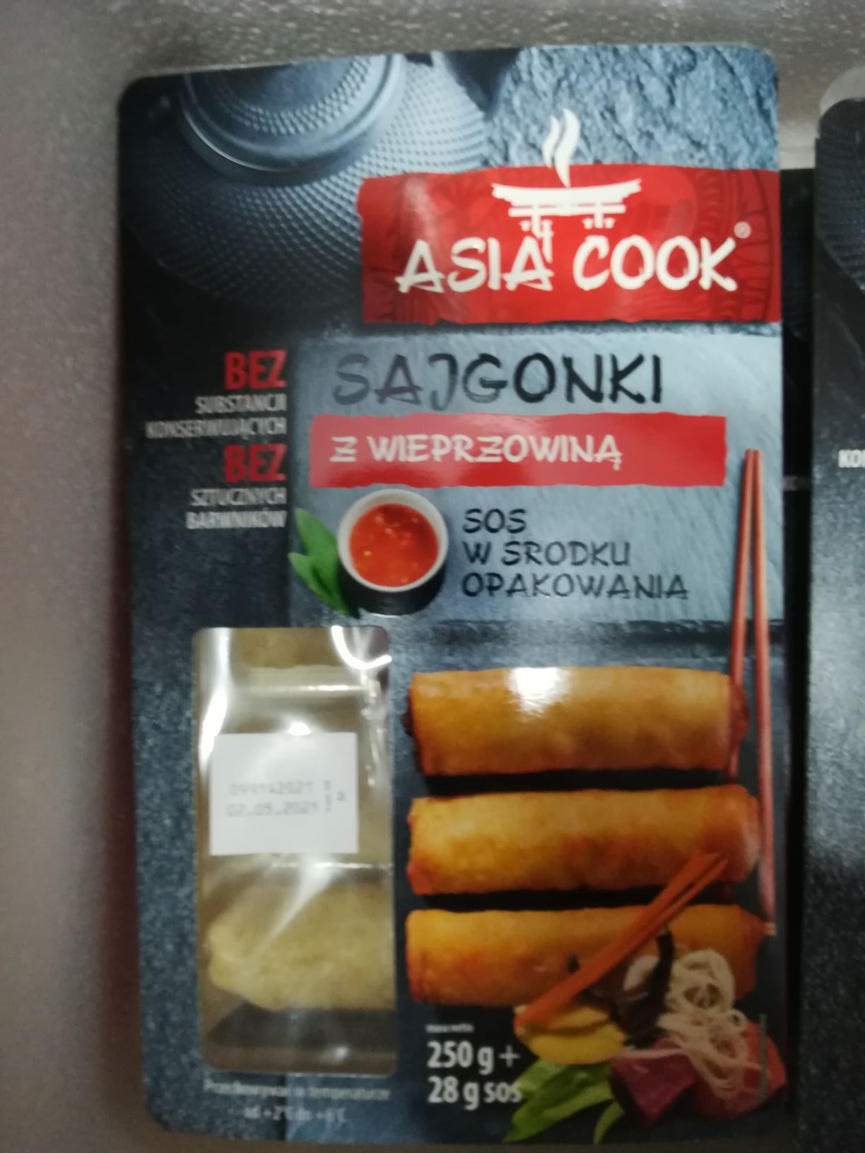 Sajgonki - produkt w postaci zrolowanych, wypełnionych farszem kawałków smażonego ciasta, zawierającego w składzie m.in.: mąkę pszenną, mąkę ryżową i wodę. Farsz składa się m.in. z: kapusty białej gotowanej, marchwi gotowanej, grzybów mun, mielonego mięsa wieprzowego, kiełków fasoli mung, przypraw i soli;  po uformowaniu produkt w całości jest poddany procesowi smażenia i pieczenia. 
Produkt chłodzony, pakowany w atmosferze ochronnej, gotowy do spożycia po obróbce termicznej (smażenie lub pieczenie). Przechowywany w temperaturze od +2°C  do +6°C; prezentowany w opakowaniach o masie netto 250 g (5 szt. z dodatkiem saszetki z sosem).