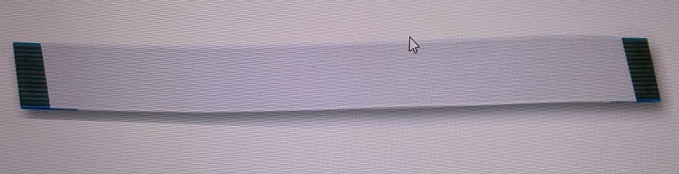 Taśma przewodząca typu FFC (Flexible Flat Cable) składa się z miedzianych przewodów otoczonych poliestrową błoną izolacyjną. Taśma przeznaczona jest do współpracy ze złączami ZIF lub Non-ZIF, lub do wlutowania w obwód drukowany. W zależności od rodzaju może posiadać różne wymiary i różną ilość pinów. Stosowana w produkcji odbiorników telewizyjnych między innymi do łączenia ze sobą pasków diod zespołu Ambilight i różnego rodzaju obwodów drukowanych. Taśma jest na tyle elastyczna, że możną ją zaginać pod odpowiednimi kątami, co ułatwia montaż.
Decyzja wydana powtórnie w miejsce WIT numer PL BTI WIT-2018-000574.