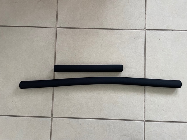 Rura przelotowa wykonana z gumy nitrylowej, przeznaczona do zamocowania na rączkach wózków dziecięcych o wymiarach od 280 mm do 700 mm i średnicy wewnętrznej od 15 mm do 22 mm i grubości ścianki ok 7 mm. Pakowana po 100/200 sztuk w pudełku kartonowym.