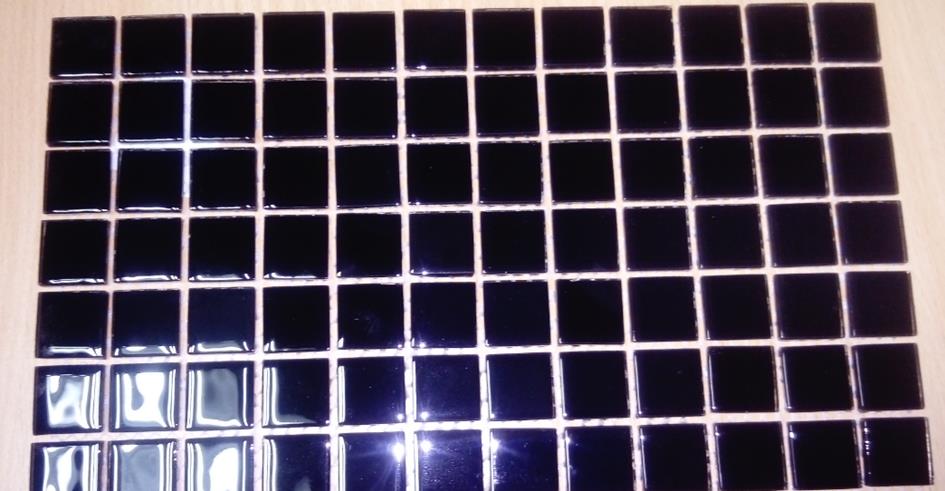 Mozaika z kostek szklanych, malowanych od spodu. Wykonana jest z kostek o wymiarach 25 x 25 mm lub 15 x 48 mm i grubości 4 mm. Elementy umieszczone są na podłożu - siatce z tworzywa sztucznego i połączone z nią za pomocą kleju żywicznego, tworząc tafle o wymiarach 300 mm x 300 mm ± 5 mm lub 300 x 298 ± 5 mm, o grubości 4 mm. Mozaika stosowana jest jako materiał do wykładania ścian wewnątrz pomieszczeń. Pakowana w kartony zbiorcze.

WIT wydana powtórnie w miejsce decyzji nr PL BTI WIT-2018-000016 z dnia 04.01.2018 r.