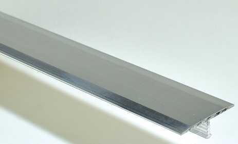 Prosty kształtownik wykonany ze stopu aluminium, o pełnym i jednolitym przekroju poprzecznym na całej długości. Produkowany w procesie wyciskania. Wymiary wyrobów: długość: 900 – 3000 mm, szerokość: 8 - 110 mm, grubość: 1 - 3 mm. Wyroby stosowane w pomieszczeniach do celów dekoracyjno-wykończeniowych. Pakowane w kartony zbiorcze po 60 - 120 szt. Powierzchnia dekoracyjna zabezpieczona papierem lub folią.
Decyzja wydana powtórnie w miejsce WIT numer PL BTI WIT-2017-01476.