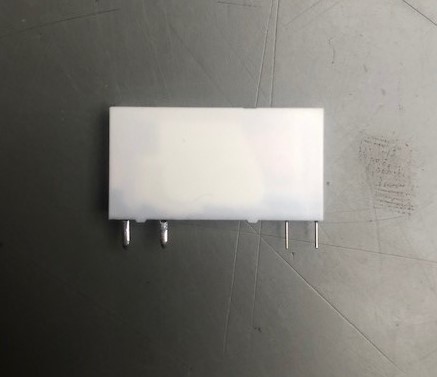 Przekaźnik elektromagnetyczny pionowy, bez układów scalonych, o napięciu cewki do 12 VDC, mocy cewki do 290 mW. Przeznaczony do montażu na PCB. Typ przekaźnika: zwierny lub zwierno-rozwierny. Produkt zawiera pojedynczy styk zwierny typu 1A lub podwójny styk zwierny typu 1C, wykonany ze stopu AgNi bądź AgSnO2. Obudowa została wykonana z tworzywa sztucznego. Przekaźnik służy do załączania obwodów o napięciu 230 V i natężeniu do 10 A. Przykładowe wymiary komponentu (w mm): 28 x 5 x 15 lub 28,5 x 10,1 x 12,5.