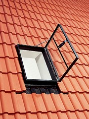 Wyłaz dachowy w postaci jednoskrzydłowego okna, służący do wyjścia na dach. Składa się z ramy wykonanej z aluminium (skrzydło) oraz ościeżnicy z tworzywa sztucznego i szyby zespolonej. Umożliwia otwieranie na lewą lub prawa stronę. Posiada ogranicznik zabezpieczający przed niezamierzonym zatrzaśnięciem skrzydła, oraz uniwersalny zintegrowany kołnierz uszczelniający z blachy aluminiowej do płaskich i profilowanych pokryć dachowych. Wymiary: 61 cm x 46 cm, 83 cm x 54 cm.
Decyzja wydana powtórnie w miejsce WIT numer PL- WIT-2012-00207.