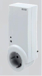 Adapter umożliwiający zdalne sterowanie pracą domowych urządzeń elektrycznych, np. oświetleniowych czy sprzętu audio/video. Wyposażony w wtyk i gniazdo do podłączenia z siecią zasilającą, w jednej obudowie z przekaźnikiem sygnału radiowego, który działa w oparciu o jednokierunkową sygnalizację radiową o częstotliwości 858 MHz. Urządzenie jest podłączane do gniazda sieciowego i rejestrowane w pilocie zdalnego sterowania io-homecontrol (nie stanowiącego elementu adaptora i nie objętego wnioskiem o WIT). Sterownik może być wykorzystywany wewnątrz pomieszczeń, do obsługi tylko jednego urządzenia lub grupy różnych urządzeń, konfigurowanych w pilocie. Sprzęt domowy, przeznaczony do zdalnego sterowania, łączony jest z siecią elektryczną poprzez wtyczkę adaptera. Wymiary: 63x39x153 mm. Masa: 0,19 kg.
Decyzja wydana powtórnie w miejsce WIT numer PL- WIT-2012-01049.