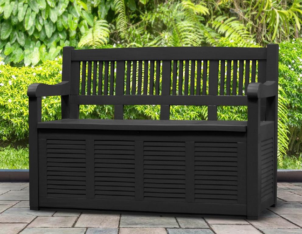Ławko-skrzynia - mebel do postawienia na podłodze lub na gruncie. Wykonany jest z tworzywa sztucznego (PP). Składa się z ławki i otwieranego pojemnika pod siedzeniem. Produkt znajduje zastosowanie np. w ogrodzie, gdzie służy jako ławka, a w pojemniku można przechowywać narzędzia ogrodnicze. Mebel odporny na zmienne warunki pogodowe. Wymiary: 130 x 60 x H85 cm, waga: 13,60 kg. Pojemność skrzyni: 254 litry.