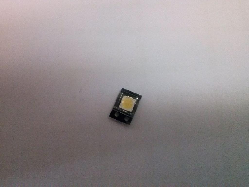 Diody świecące LED, o wymiarach 5,2 x 5,2 x 1,3 mm, emitujące światło barwy białej. Zapakowane po 1000 sztuk, na taśmie z tworzywa sztucznego, która nawinięta jest na szpulę o średnicy 180 mm. Diody nie posiadają żadnych dodatkowych elementów, przeznaczone są do montażu powierzchniowego SMD. Napięcie zasilania: 2,8 - 3,3 V; prąd zasilania: 65 mA.