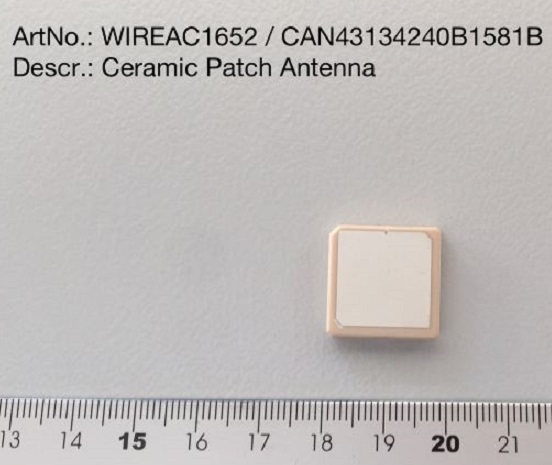 Antena w formie chipa do montażu powierzchniowego w obudowie z tworzywa sztucznego. Przymocowana na płytce (o wymiarach: 50 mm x 50 mm i grubości 0,8 mm) ze złączem typu SMA. Przeznaczona do bezprzewodowej transmisji sygnału radiowego o częstotliwości bazowej 1575,42 MHz. Zaprojektowana do użytkowania z radiotelefonami. Podstawowe wymiary anteny (długość x szerokość x grubość): 18 mm x 18 mm x 4 mm. Temperatura pracy: -40°C do 105°C.