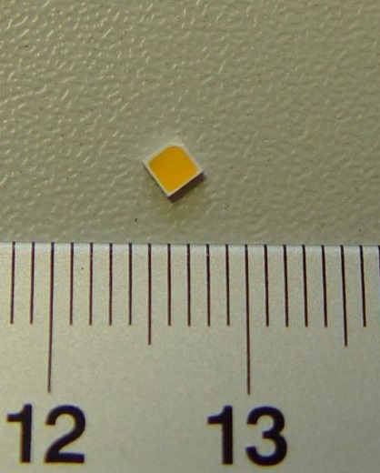 Diody świecące (LED), o wymiarach 2,3 x 2,3 x 0,7 mm, emitujące światło barwy białej. Zapakowane po 4000 sztuk na taśmie z tworzywa sztucznego, która jest nawinięta na szpulę o średnicy 180 mm. Diody nie posiadają żadnych dodatkowych elementów, przeznaczone są do montażu powierzchniowego SMD. Napięcie zasilania: 2,7 – 3,2 V; prąd zasilania 150 mA.