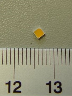 Diody świecące (LED), o wymiarach 2,3 x 2,3 x 0,7 mm, emitujące światło barwy dziennej. Zapakowane po 4000 sztuk na taśmie z tworzywa sztucznego, która jest nawinięta na szpulę o średnicy 180 mm. Diody nie posiadają żadnych dodatkowych elementów, przeznaczone są do montażu powierzchniowego SMD. Napięcie zasilania: 2,7 – 3,2 V; prąd zasilania 150 mA.