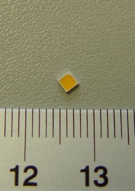 Diody świecące (LED), o wymiarach 2,3 x 2,3 x 0,7 mm, emitujące światło barwy dziennej. Zapakowane po 4000 sztuk na taśmie z tworzywa sztucznego, która jest nawinięta na szpulę o średnicy 180 mm. Diody nie posiadają żadnych dodatkowych elementów, przeznaczone są do montażu powierzchniowego SMD. Napięcie zasilania: 2,7 – 3,2 V; prąd zasilania 150 mA.