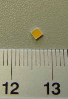 Diody świecące (LED), o wymiarach 2,3 x 2,3 x 0,7 mm, emitujące światło barwy dziennej. Zapakowane po 4000 sztuk na taśmie z tworzywa sztucznego, która jest nawinięta na szpulę o średnicy 180 mm. Diody nie posiadają żadnych dodatkowych elementów, przeznaczone są do montażu powierzchniowego SMD. Napięcie zasilania: 2,7 – 3,2 V; prąd zasilania 150 mA.