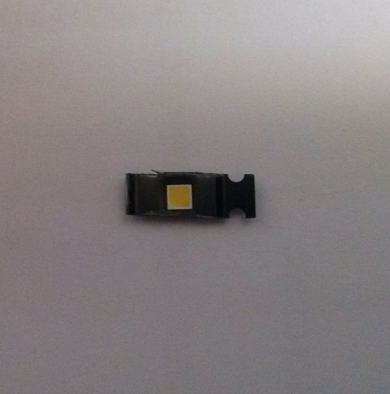 Diody świecące (LED), o wymiarach 2,3 x 2,3 x 0,7 mm, temperaturze barwy światła: 5000K. Zapakowane po 4000 sztuk na taśmie z tworzywa sztucznego, która nawinięta jest na szpulę o średnicy 180 mm. Diody nie posiadają żadnych dodatkowych elementów, przeznaczone są do montażu powierzchniowego SMD. Napięcie zasilania: 2,7 - 3,2 V; prąd zasilania: 150 mA.