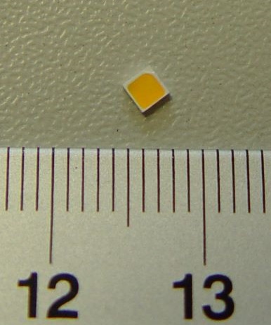 Diody świecące (LED), o wymiarach 2,3 x 2,3 x 0,7 mm, emitujące światło barwy pomarańczowej. Zapakowane po 4000 sztuk na taśmie z tworzywa sztucznego, która jest nawinięta na szpulę o średnicy 180 mm. Diody nie posiadają żadnych dodatkowych elementów, przeznaczone są do montażu powierzchniowego SMD. Napięcie zasilania: 2,7 – 3,2 V; prąd zasilania 150 mA.