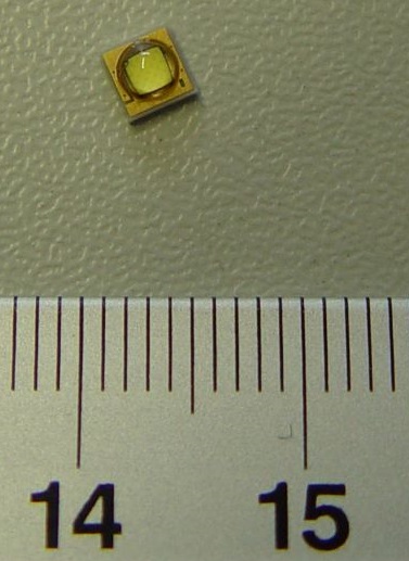 Diody świecące (LED), o wymiarach 3,5 x 3,5 x 1,89 mm, emitujące światło barwy pomarańczowej. Zapakowane po 1000 sztuk na taśmie z tworzywa sztucznego o szerokości 12 mm, która nawinięta jest na szpulę o średnicy 180 mm. Diody nie posiadają żadnych dodatkowych elementów, przeznaczone są do montażu powierzchniowego SMD. Napięcie zasilania: 2,7 – 3,3 V; prąd zasilania 350 mA.