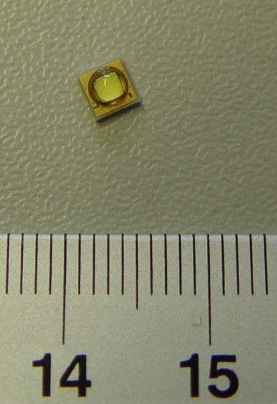 Diody świecące (LED), o wymiarach 3,5 x 3,5 x 1,89 mm, emitujące światło barwy chłodno białej. Zapakowane po 1000 sztuk na taśmie z tworzywa sztucznego, która jest nawinięta na szpulę o średnicy 180 mm. Diody nie posiadają żadnych dodatkowych elementów, przeznaczone są do montażu powierzchniowego SMD. Napięcie zasilania: 2,7 – 3,3 V; prąd zasilania 350 mA.