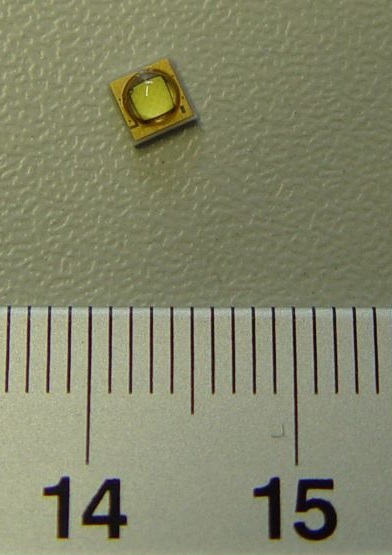 Diody świecące (LED), o wymiarach 3,5 x 3,5 x 1,89 mm, emitujące światło barwy białej. Zapakowane po 1000 sztuk na taśmie z tworzywa sztucznego o szerokości 12 mm, która nawinięta jest na szpulę o średnicy 180 mm. Diody nie posiadają żadnych dodatkowych elementów, przeznaczone są do montażu powierzchniowego SMD. Napięcie zasilania: 2,7 – 3,3 V; prąd zasilania 350 mA.