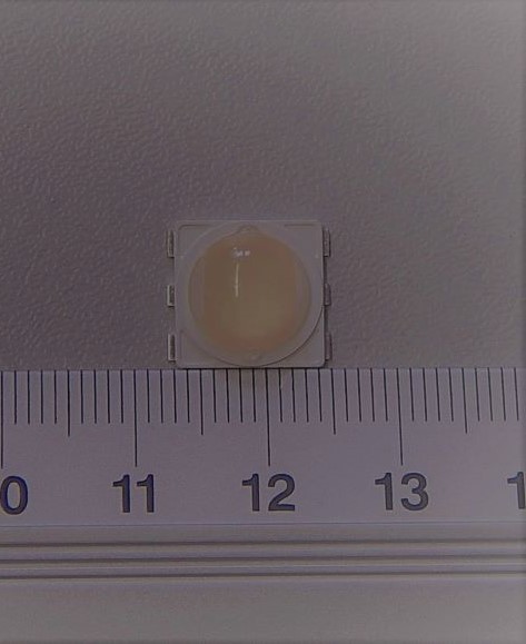 Diody świecące (LED), o wymiarach 12,4 x 11,4 x 4,38 mm, emitujące światło barwy chłodno białej. Zapakowane po 800 sztuk na taśmie z tworzywa sztucznego o szerokości 24 mm, która nawinięta jest na szpulę o średnicy 13". Diody nie posiadają żadnych dodatkowych elementów, przeznaczone są do montażu powierzchniowego SMD. Napięcie zasilania: 100 - 120 V / 58 mA oraz 220 - 240 V / 29 mA.