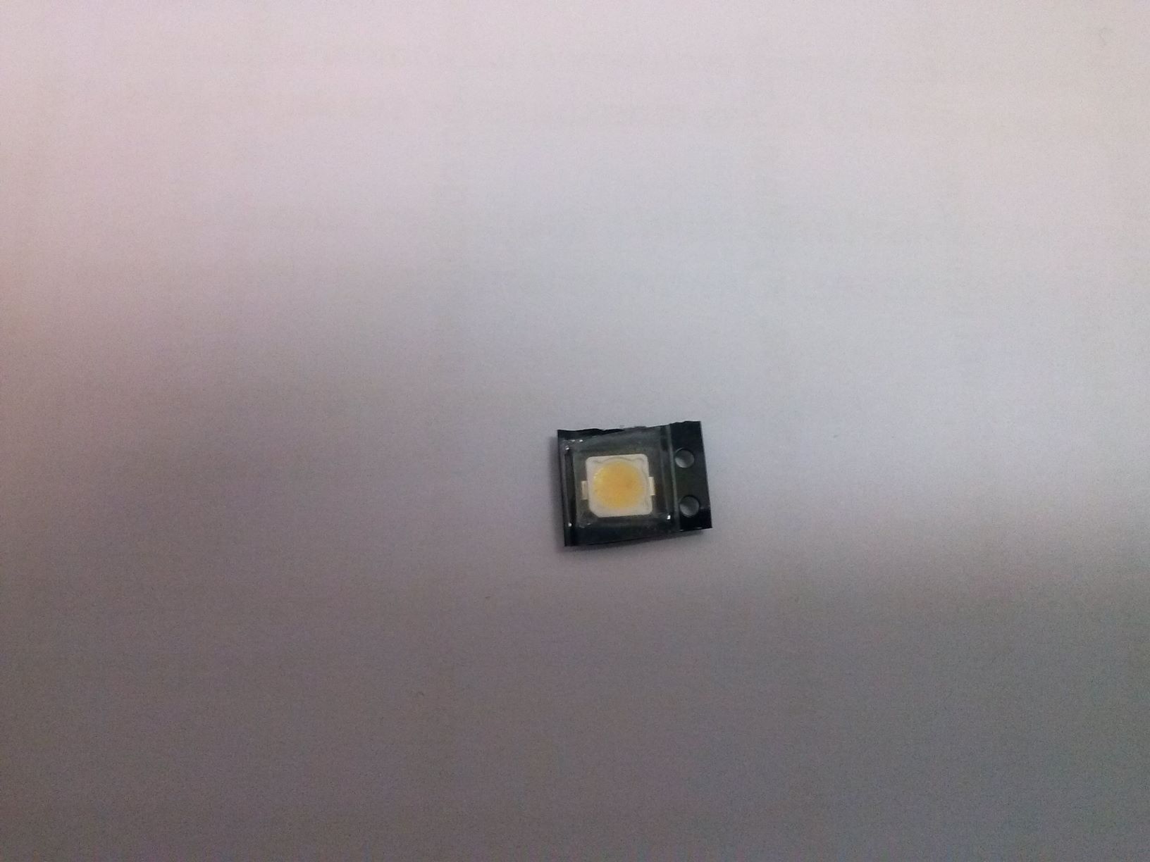 Diody świecące (LED), o wymiarach 5,2 x 5,2 x 1,3 mm, emitujące światło barwy białej. Zapakowane po 1000 sztuk, na taśmie z tworzywa sztucznego, która nawinięta jest na szpulę o średnicy 180 mm. Diody nie posiadają żadnych dodatkowych elementów, przeznaczone są do montażu powierzchniowego SMD. Napięcie zasilania: 2,8 - 3,3 V; prąd zasilania: 150 mA.