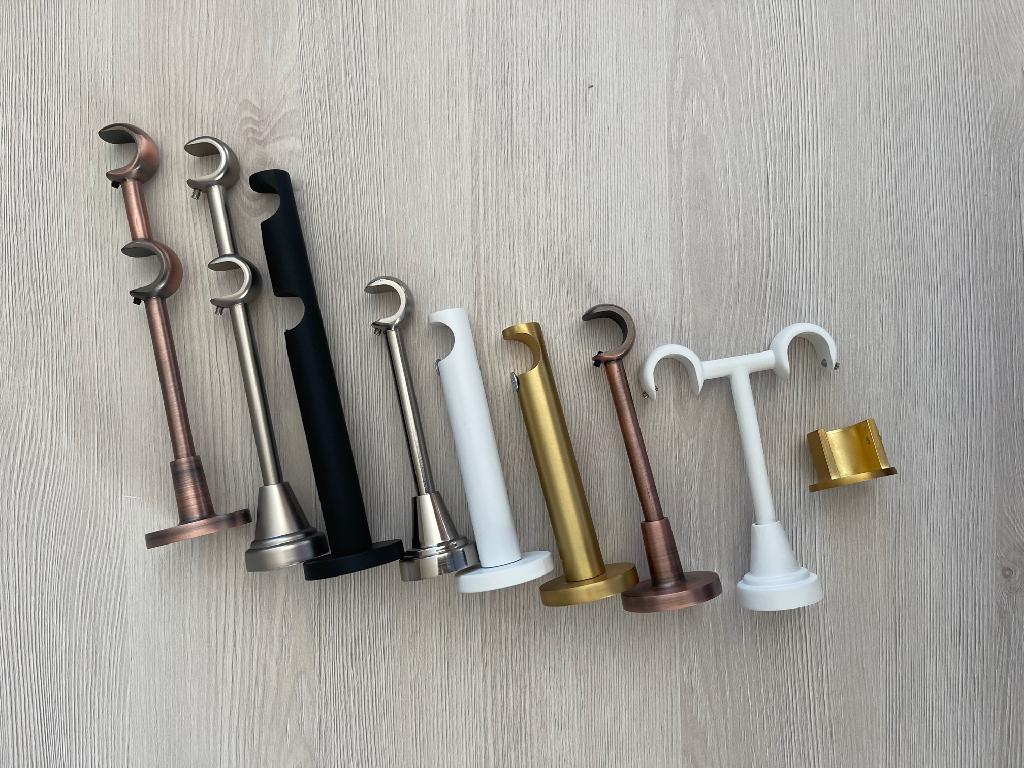 Elementy zestawu karnisza w postaci wsporników (pojedynczego lub podwójnego) z aluminium (malowanych lub galwanizowanych). Wsporniki dopasowane jest do drążków karniszowych o średnicach: 16 mm, 19 mm oraz 25 mm. Występuje w modelach: bocznym, sufitowym oraz ściennym oraz w dwóch wariantach z jednym lub z dwoma wyżłobieniami na drążek. Wspornik jest pakowany pojedynczo w woreczek foliowy, potem zbiorczo w kartony. Kraj przywozu: Chiny.