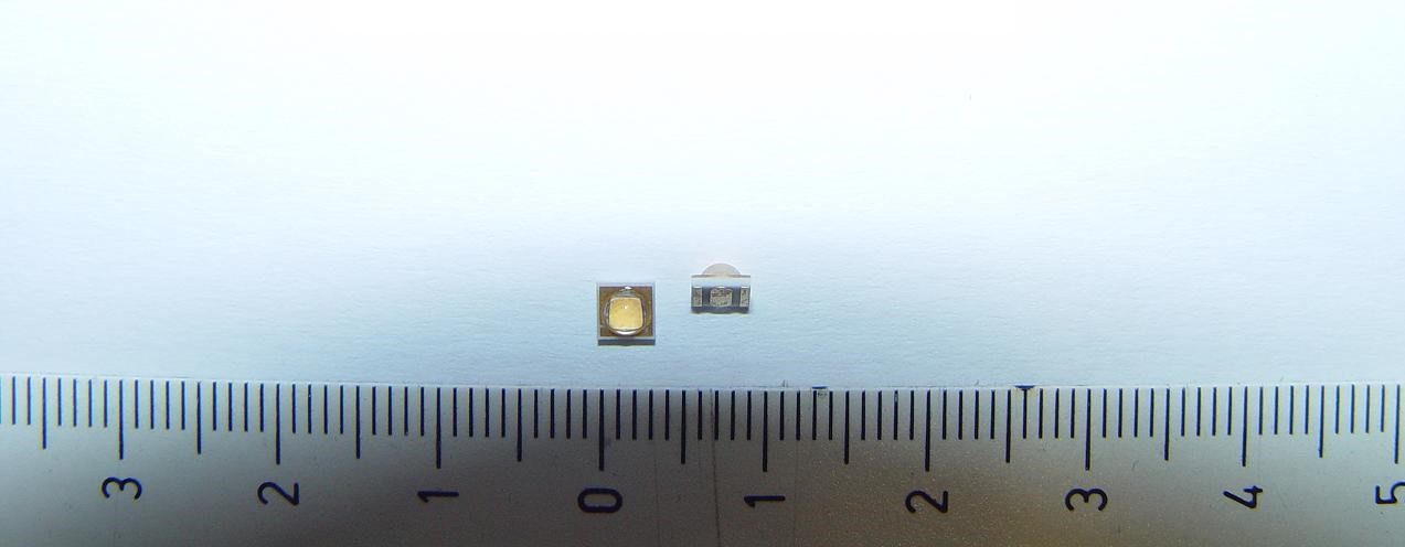 Diody świecące (LED), o wymiarach 3,5 x 3,5 x 1,89 mm, emitujące światło barwy białej. Przeznaczone do montażu powierzchniowego SMD. Zapakowane w taśmę z tworzywa sztucznego, nawiniętą na szpulę o średnicy 180 mm. Diody nie posiadają żadnych dodatkowych elementów.