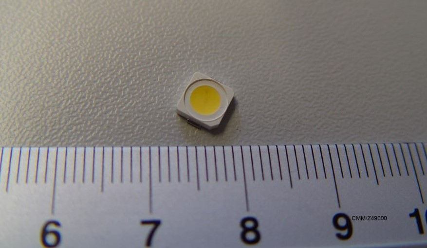 Diody świecące (LED), o wymiarach 5,2 x 6 x 1,3 mm, emitujące światło barwy białej. Zapakowane po 1000 sztuk, na taśmie z tworzywa sztucznego, która jest nawinięta na szpulę o średnicy 180 mm. Diody nie posiadają żadnych dodatkowych elementów, przeznaczone są do montażu powierzchniowego SMD. Napięcie zasilania: 3 - 3,4 V; prąd zasilania 90 mA.