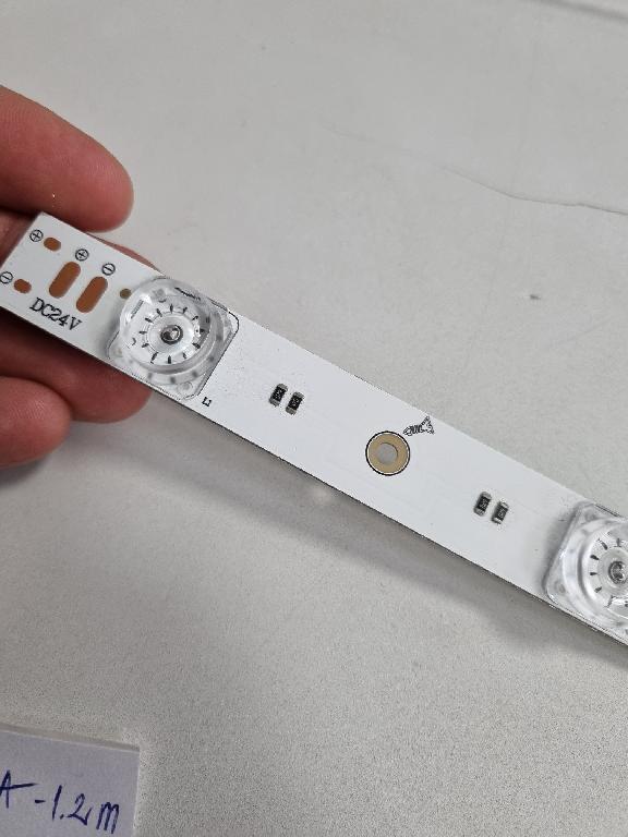 Moduły LED emitujące światło o różnej barwie, przeznaczone jest do podświetlania elementów architektury wnętrz lub detali mebli. Wykonane w postaci sztywnych aluminiowych pasków z szeregowo naniesionymi diodami LED i rezystorami. Produkt może być wyposażony w soczewki optyczne, nadające światłu odpowiedni kierunek. Podział modułów na sekcje pozwala na ich cięcie do pożądanego wymiaru. Przewody na końcach każdego fragmentu funkcjonalnego umożliwiają zalutowanie odpowiednimi przewodami oraz podłączenie do zasilacza (niebędącego przedmiotem niniejszej decyzji). Wymiary modułów: długość (w m): 0,95 - 1,2; szerokość (w mm): 4 – 12. Napięcie prądu w zakresie 12 - 24 V, moc w zakresie 14 - 16 W.