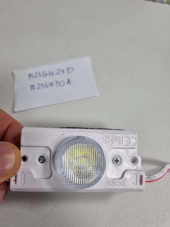 Element oświetleniowy w postaci modułu LED, wykonanego z aluminiowej płytki z naniesionymi obwodami drukowanymi PCB z diodami świecącymi LED i rezystorem. Soczewki optyczne nadają światłu odpowiedni kierunek. Produkt zawiera szczelną obudowę z tworzywa sztucznego. Moduły na obu końcach wyposażone zostały w przewody połączeniowe, które umożliwiają podłączenie do odpowiednich przewodów oraz zasilacza (niebędących przedmiotem niniejszej decyzji). Produkt przeznaczony jest do reklam zewnętrznych, jak również do podświetlania elementów architektury wnętrz. Napięcie prądu w zakresie 12 - 24 V, moc w zakresie 0,72 -7 W. Wymiary w zakresie (w mm): szerokość: 12 – 30; długość: 48 – 170.