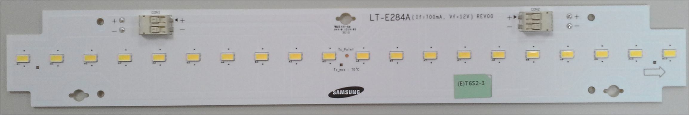 Linearny moduł LED zbudowany z diod montowanych powierzchniowo na płytce z laminatu epoksydowego w układzie liniowym. Na płytce umieszczono dwa połączenia zasilające dwu-pinowe. Moduł wykorzystywany jest w panelach oświetleniowych wzorowanych na modelach tradycyjnych lamp fluorescencyjnych T5 i T8. Podstawowe parametry pracy: temperatura barwy 4000 K, napięcie zasilania 12,1 V, prąd zasilania 700 mA, masa 28 g. Wymiary (długość x szerokość x wysokość z diodami): 280,0 mm x 40,0 mm x 5,95 mm. Pakowany na tackach w ilości 36 szt. i w pudełko po 144 szt. modułów LED.