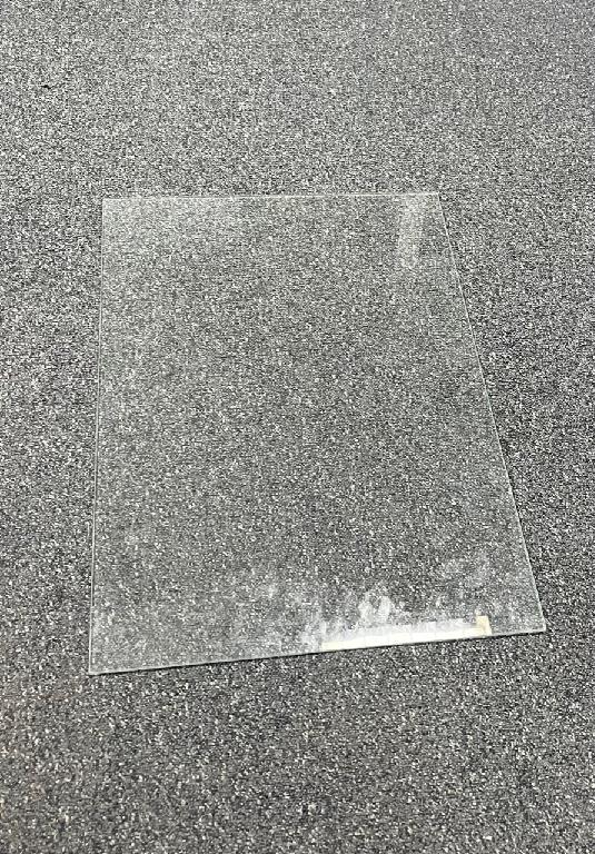 Szklana półka używana w lodówce. Wykonana jest ze szkła bezpiecznie hartowanego, jednowarstwowego. Posiada zaokrąglone krawędzie i rogi. Wymiary półki: 450,5 x 390 x 3,2 mm. Pakowana w opakowania zbiorcze.