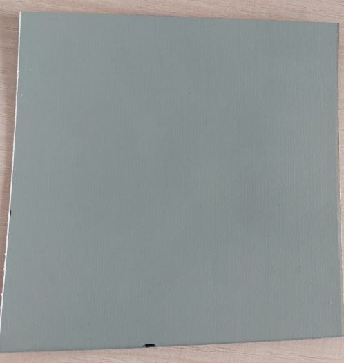 Blacha ze stali niestopowej, walcowana na zimno, o płaskiej powierzchni, o pełnym przekroju poprzecznym prostokątnym, o szerokości od 600 mm do 1600 mm, o grubości od 0,2 mm do 4 mm. Powierzchnia blachy jest pokryta powłoką metaliczną (metalizacja metodą ogniową/zanurzeniową). Możliwe rodzaje zastosowanych powłok: cynk (Z), cynk-żelazo (ZF), cynk-aluminium (ZA), aluminium-cynk (AZ) albo aluminium-krzem (AS). Następnie blacha jest pasywowana chemicznie i polakierowana jednostronnie lub dwustronnie. Warstwa lakieru może być pojedyncza lub wielokrotna, barwna lub przezroczysta. Wyrób jest zwinięty w krąg.
Niniejsza decyzja została wydana w miejsce wiążącej informacji taryfowej nr PL BTI WIT-2019-000603 z 16.05.2019 r.