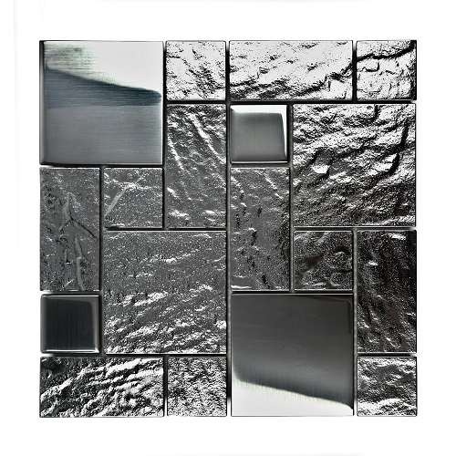 Mozaika wykonana z płytek szklanych. Tafle szkła pocięte na elementy o wymiarach 46,5 x 46,5 mm - 8 szt., 95 x 95 mm - 4 szt., 95 x 46,5 mm - 6 szt., umieszczone są na podłożu - siatce z tworzywa sztucznego - i połączone za pomocą kleju, tworząc mozaikę o wymiarach 296 x 296 mm, o grubości 6 mm. Elementy szklane są malowane farbą i dekorowane metodą elektroplatingu od spodniej lub wierzchniej strony. Mogą mieć gładką lub strukturalną powierzchnię. Artykuł przeznaczony do przyklejania na ścianę wewnątrz pomieszczeń. Prezentowane w zbiorczym opakowaniu kartonowym po 11 szt., zabezpieczone folią i przekładkami z tworzywa sztucznego.