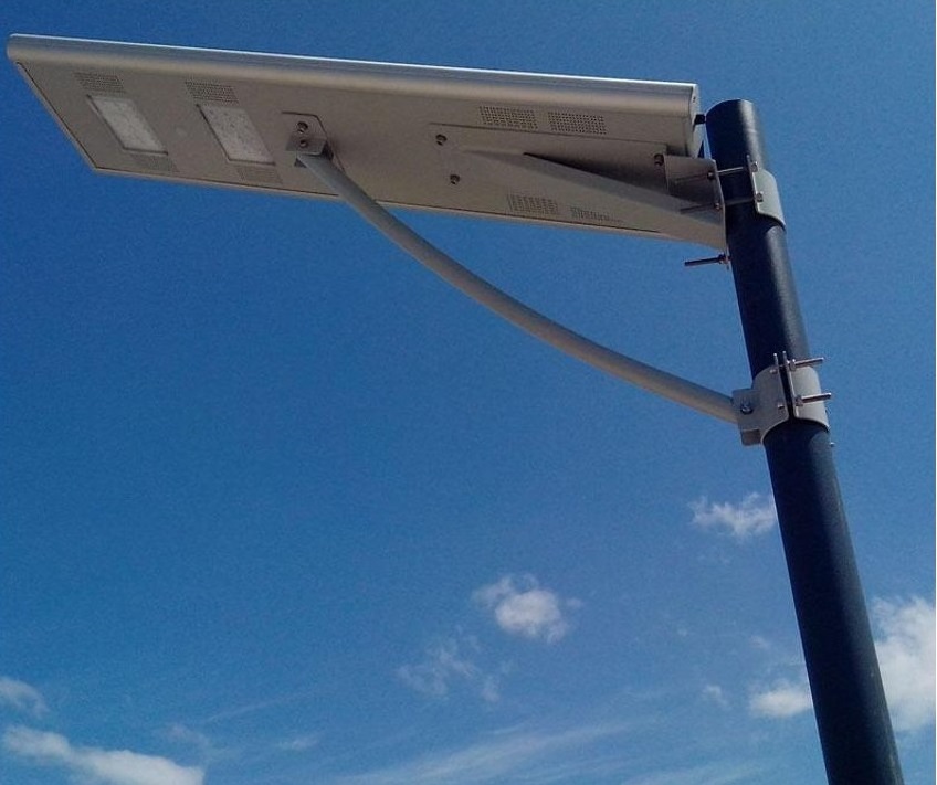 Autonomiczne lampy solarne LED, przeznaczone do oświetlania ulic, parkingów i innych przestrzeni otwartych. Zgodnie z oświadczeniem wnioskodawcy, lampy są zaprojektowane do stosowania wyłącznie z elektroluminescencyjnymi żródłami światła (LED). Lampy solarne zawierają zintegrowane w jednej obudowie: lampę LED (o mocy od 5 W do 80 W), akumulator LiFePo4 (o pojemności od 4 Ah do 100 Ah), czujnik zmierzchowy, czujnik ruchu. Są zasilane fotowoltaicznie z panelu o mocy od 10 Wp do 200 Wp. Dodatkowo mogą zawierać opcyjny port do zasilania solarnego przez dedykowany, zewnętrzny panel solarny o mocy od 20 Wp do 200 Wp. Obudowa lamp wykonana jest z aluminium stopowego w kształcie prostokąta, stożka lub elipsoidy obrotowej i posiada grubość od 55 mm do 155 mm. Obudowa wyposażona jest w metalowe uchwyty do montażu. Masa lamp: od 4 kg do 35 kg.