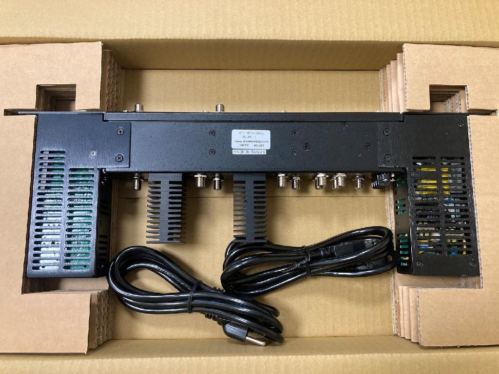 Wzmacniacz sygnałów RF w paśmie do 1 GHz, z funkcją redundancji. Wykonany w obudowie 19”, przeznaczonej do instalacji w szafach telekomunikacyjnych. Zasilany z sieci 100-240 VAC lub 40-60 VDC. Wymiary (w cm): 4.45 x 48.26 x 12.7; masa 2,1 kg.