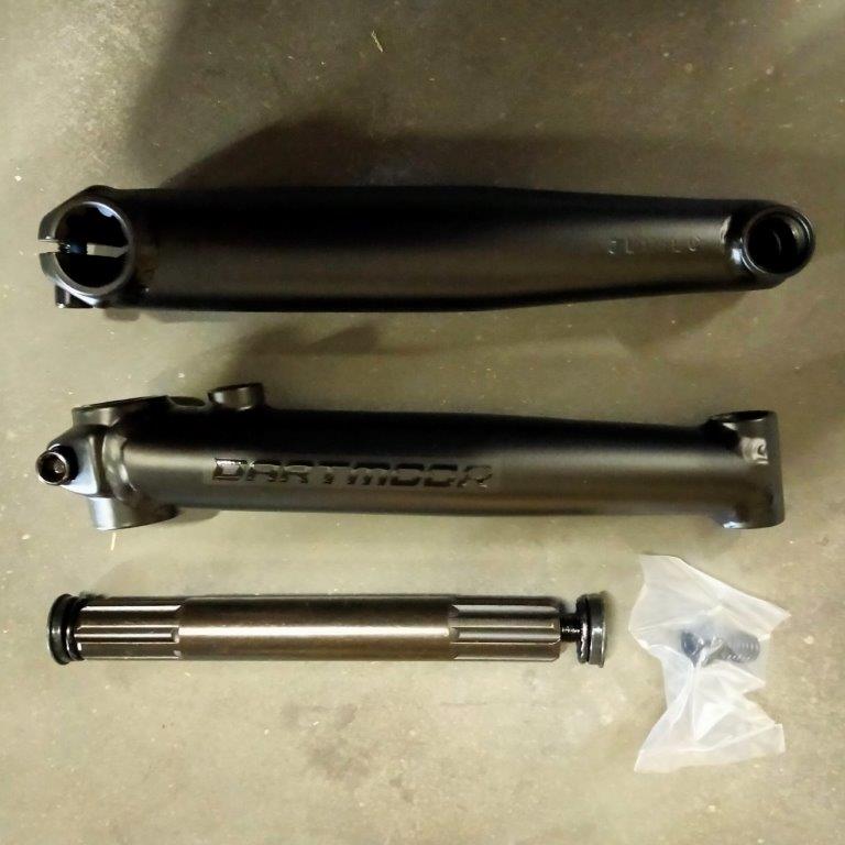 Części mechanizmu korbowego roweru w postaci dwóch ramion korb (prawej i lewej), osi montowanej do obydwu ramion przy pomocy załączonych do kompletu śrub. Ramiona wykonane z rurek bezszwowych z kutej na gorąco stali. Oś o średnicy 19 mm na 8 wypustów długości 145 mm. Śruby M8x1.25 mm (2 szt.) przeznaczone do łączenia osi z ramionami korb (2 szt.) wykonane ze stali. Zgodnie z oświadczeniem wnioskodawcy komplety przeznaczone są do m.in. sprzedaży detalicznej i  serwisowania rowerów „Dirtowych”. Komplety pakowane jednostkowo w kartonach oznaczonych logotypem i kodem kreskowym produktu.