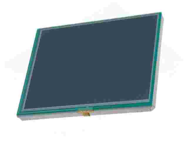 Moduł płaskich wyświetlaczy, ciekłokrystaliczny. Moduł LCD TFT o wymiarach: 127,00 x 98,43 x 10,06 mm, z ekranem dotykowym, z elastyczną płytką drukowaną do podłączenia oraz układem sterującym. Moduł przeznaczony do stosowania ogólnego i nie jest wytwarzany w celu zamontowania w określonych urządzeniach. Może wyświetlać obrazy nieruchome oraz wideo. Produkt pakowany w woreczki antystatyczne po 30 szt. do pudełka indeksowego, następnie 4 pudełka indeksowe w stosie układane w kartonach z przekładkami z tworzywa sztucznego.