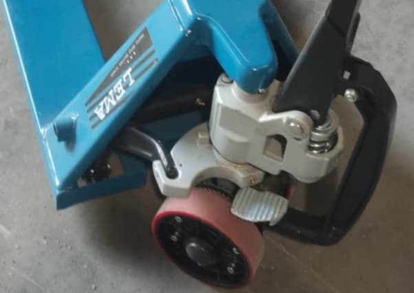 Wózek kołowy do palet obsługiwany ręcznie przez pieszego operatora, wyposażony w widłowe urządzenie podnoszące oraz w dodatkowy mechanizm napędzający koła jezdne poprzez wahadłowe poruszanie sterownicą. Przeznaczony do transportu wewnętrznego ładunków, które są unoszone na wysokość wystarczającą do ich przewiezienia. Według deklaracji wnioskodawcy, wózek ma możliwość pokonywania nierówności podłoża oraz pochylni. Mechanizm napędowy stanowiący dodatkową funkcję, może działać również, jako hamulec postojowy. Wózek ma nośność do 2000 kg. Zakres pracy wideł (podnoszenie ładunku) wynosi od 90 do 200 mm.
Decyzja wydana w miejsce WIT numer PL BTI WIT-2019-001441.