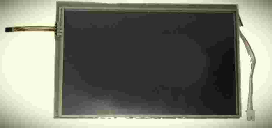 Moduł płaskich wyświetlaczy, ciekłokrystaliczny. Moduł LCD TFT o wymiarach: 165,00 x 106,40 x 8,00 mm, z ekranem dotykowym, z elastyczną płytką drukowaną do podłączenia oraz układem sterującym. Moduł przeznaczony do stosowania ogólnego i nie jest wytwarzany w celu zamontowania w określonych urządzeniach. Może wyświetlać obrazy nieruchome oraz wideo. Produkt pakowany na plastikowych tackach układanych naprzemiennie, następnie układanych w kartonach z przekładkami z tworzywa sztucznego.