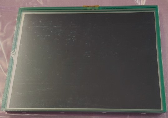 Moduł płaskich wyświetlaczy, ciekłokrystaliczny. Moduł LCD TFT o wymiarach: 127,00 x 98,43 x 8,96 mm, z ekranem dotykowym, z elastyczną płytką drukowaną do podłączenia oraz układem sterującym. Moduł przeznaczony do stosowania ogólnego i nie jest wytwarzany w celu zamontowania w określonych urządzeniach. Może wyświetlać obrazy nieruchome oraz wideo. Produkt pakowany na plastikowych tackach układanych naprzemiennie, następnie układanych w kartonach z przekładkami z tworzywa sztucznego.