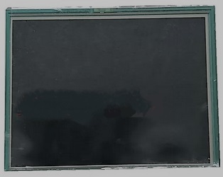Moduł płaskich wyświetlaczy, ciekłokrystaliczny. Moduł LCD TFT o wymiarach: 127,00 x 98,43 x 8,96 mm, bez ekranu dotykowego, z elastyczną płytką drukowaną do podłączenia oraz układem sterującym. Moduł przeznaczony do stosowania ogólnego i nie jest wytwarzany w celu zamontowania w określonych urządzeniach. Może wyświetlać obrazy nieruchome oraz wideo. Produkt pakowany na plastikowych tackach układanych naprzemiennie, następnie układanych w kartonach z przekładkami z tworzywa sztucznego.
