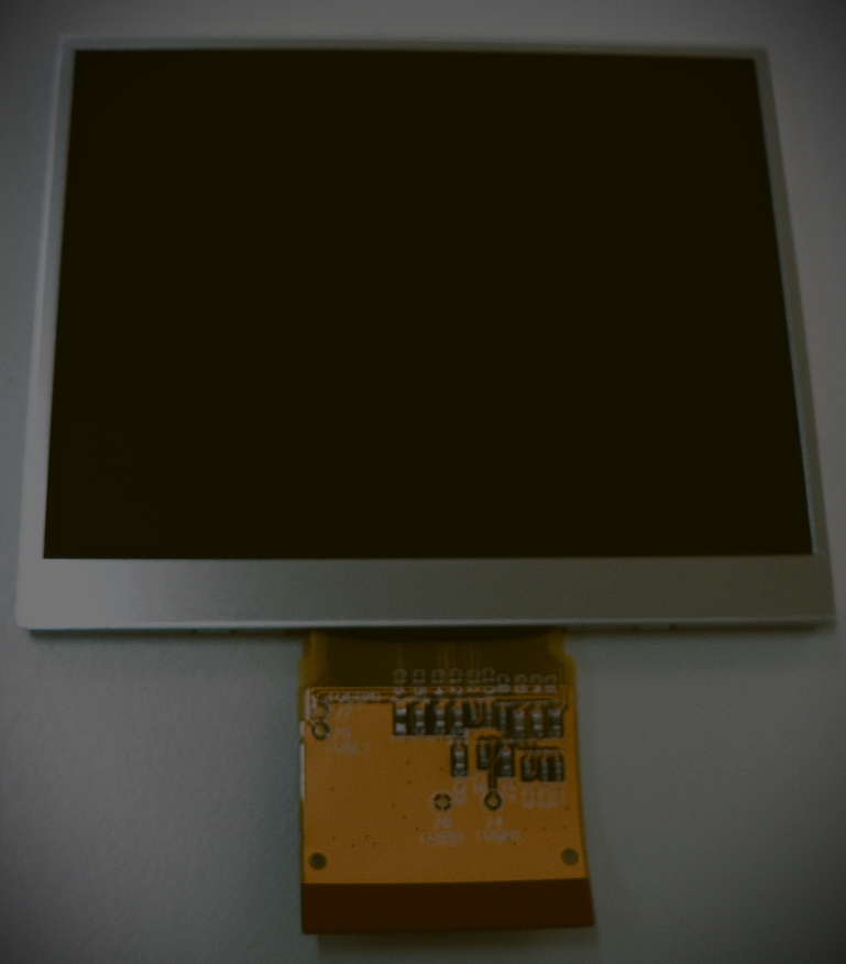 Moduł płaskich wyświetlaczy, ciekłokrystaliczny. Moduł LCD TFT 3,5” o rozdzielczości 320 x 240 RGB z ekranem dotykowym, z podświetleniem – pasek RGB, z elastyczną płytką drukowaną do podłączenia oraz układem sterującym. Moduł przeznaczony do stosowania ogólnego i nie jest wytwarzany w celu zamontowania w określonych urządzeniach. Może wyświetlać obrazy nieruchome oraz wideo. Produkt pakowany na plastikowych tackach układanych naprzemiennie, następnie układanych w kartonach z przekładkami z tworzywa sztucznego.